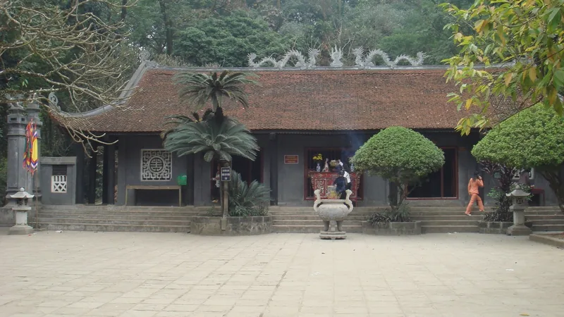 Ngôi đền truyền thống với mái ngói đỏ và lư hương lớn tại khu di tích Đền Hùng, Phú Thọ.