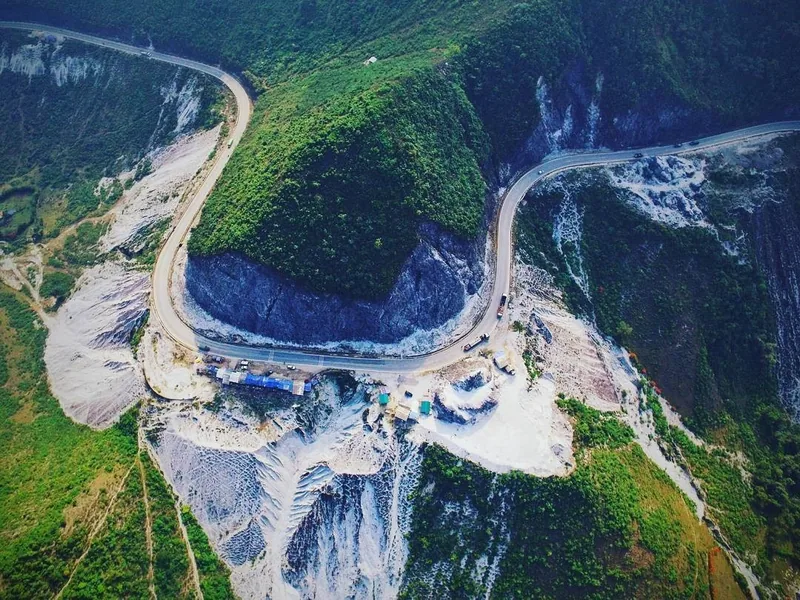Toàn cảnh từ trên cao con đường ngoằn ngoèo qua đèo Thung Khê giữa núi đá vôi gần Mai Châu. Toàn cảnh từ trên cao con đường ngoằn ngoèo qua đèo Thung Khê giữa núi đá vôi gần Mai Châu.