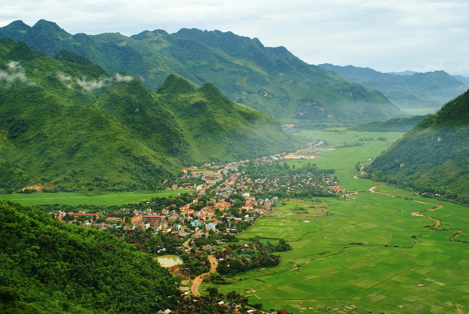 Toàn cảnh thị trấn Mai Châu nằm giữa những dãy núi xanh và ruộng lúa bát ngát.