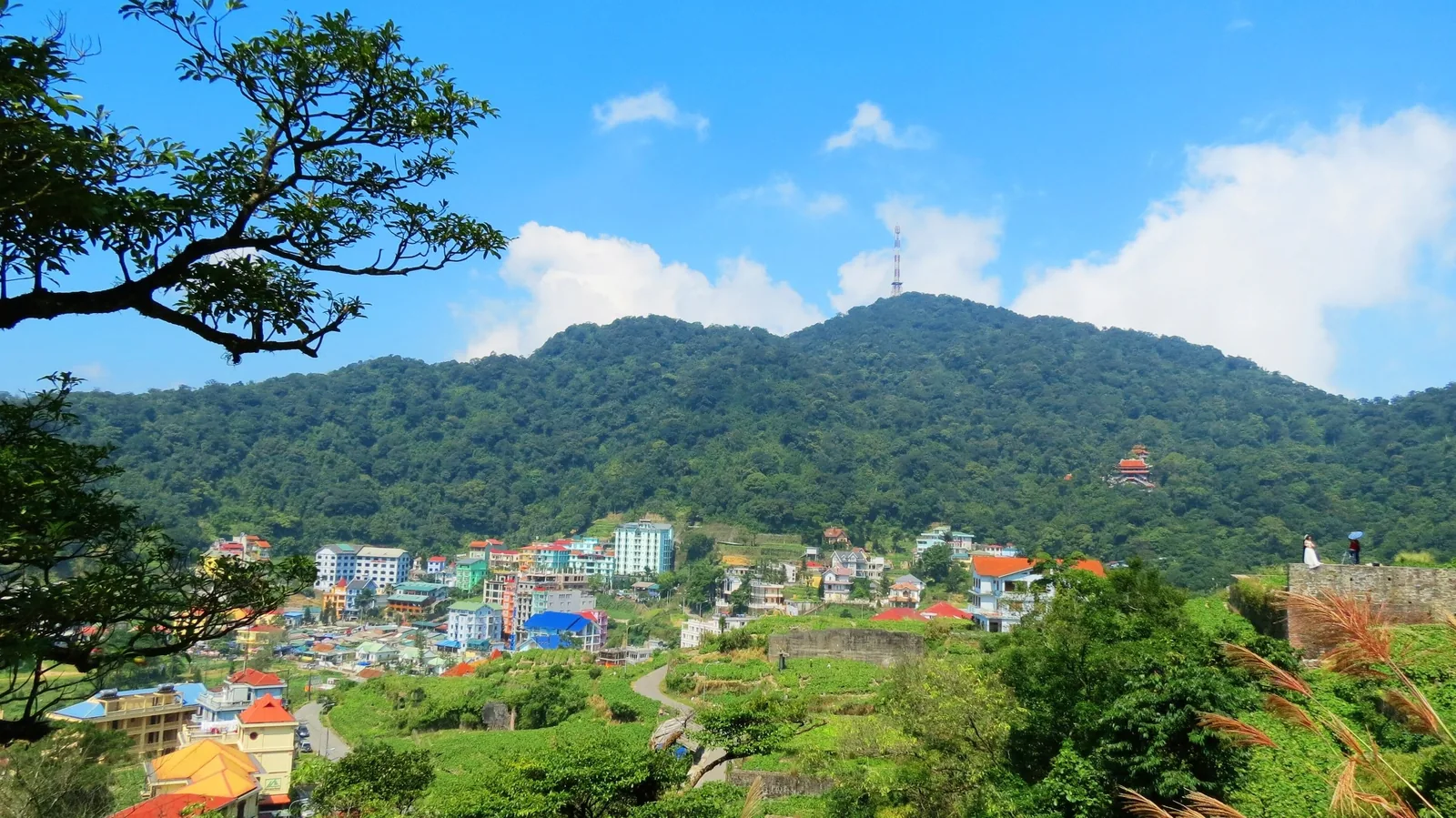 Những ngôi nhà nhiều màu sắc của thị trấn Tam Đảo nằm dưới chân núi rừng xanh và bầu trời trong xanh.