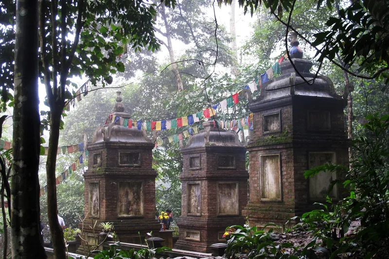 Những tháp mộ cổ bằng đá nối nhau bằng dây cờ ngũ sắc giữa rừng sương mù ở Tây Thiên, Tam Đảo.