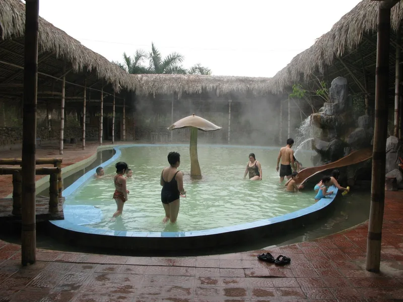 Du khách ngâm mình trong bể nước khoáng nóng bốc hơi dưới mái tranh tại Thanh Thủy, Phú Thọ. Du khách ngâm mình trong bể nước khoáng nóng bốc hơi dưới mái tranh tại Thanh Thủy, Phú Thọ.