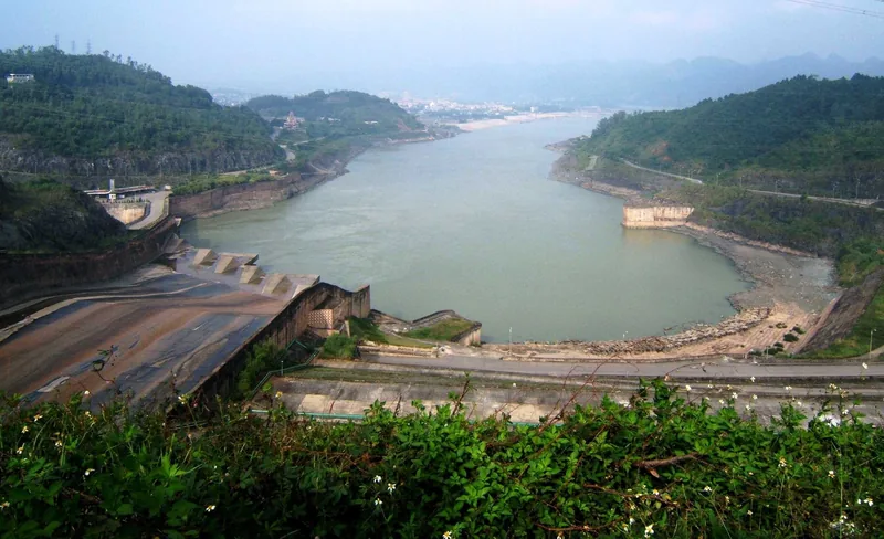 Toàn cảnh đập thủy điện và hồ Hòa Bình được bao quanh bởi những đồi núi xanh ở Việt Nam. Toàn cảnh đập thủy điện và hồ Hòa Bình được bao quanh bởi những đồi núi xanh ở Việt Nam.